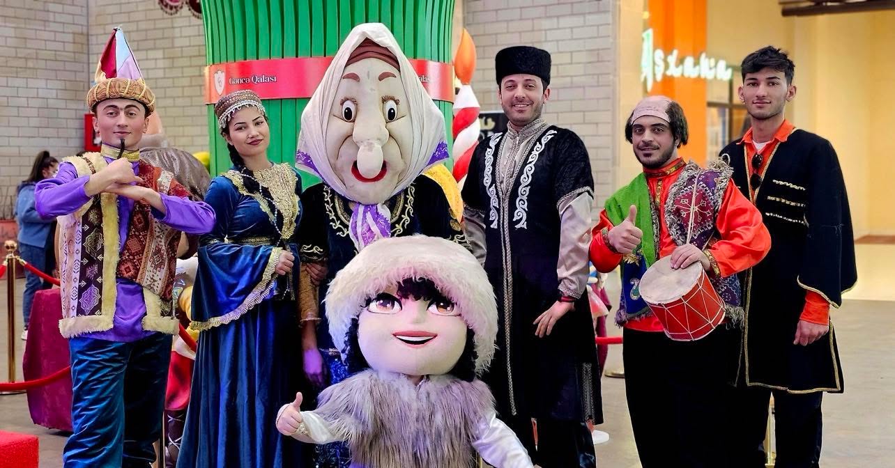 Ad Günü Üçün Maskot Kuklalar Və Şou Proqramı