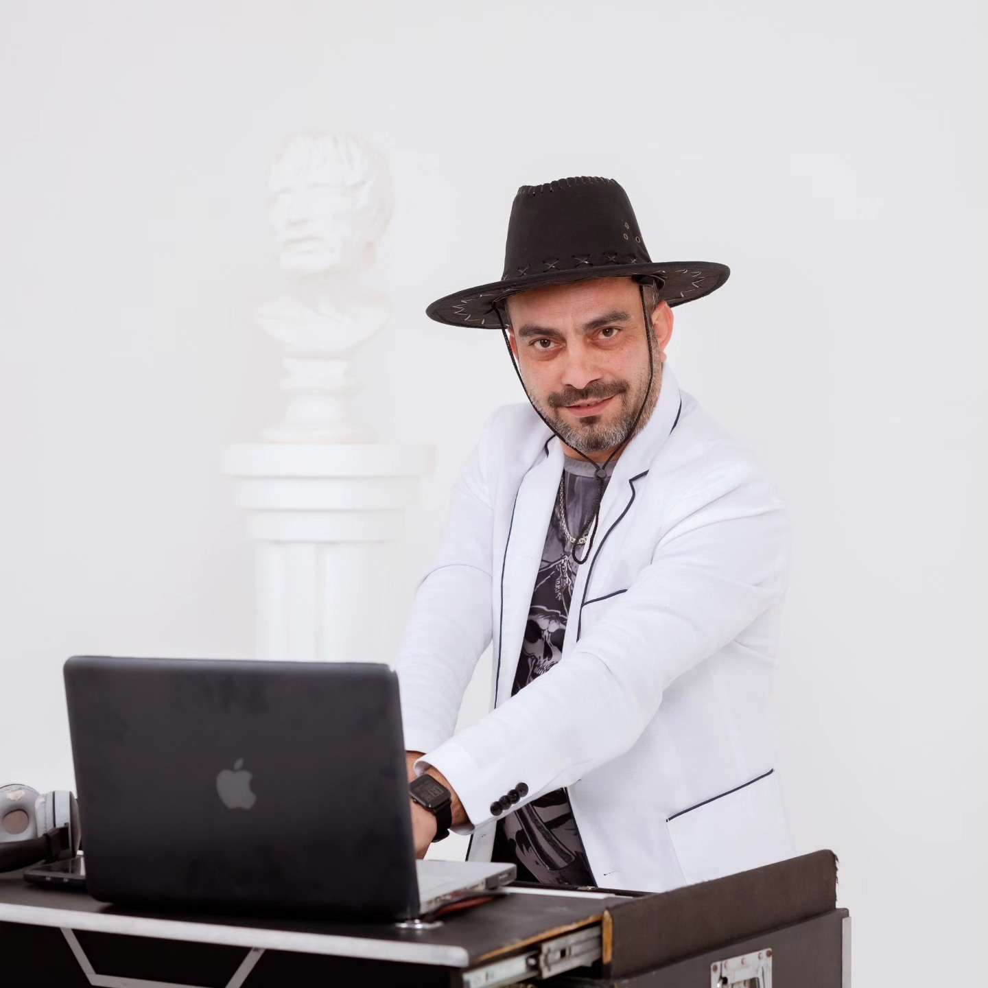 Məzuniyyət və Korporativ Tədbirlər üçün DJ Performansı