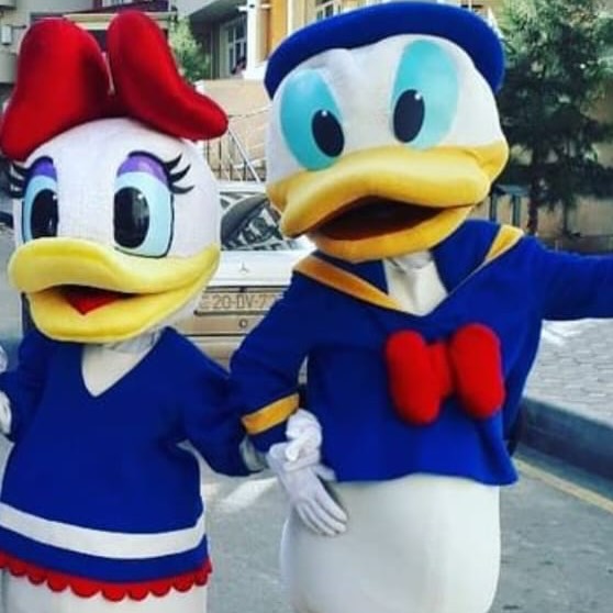 Ad Günü Üçün Maskot Kuklalar Və Şou Proqramı