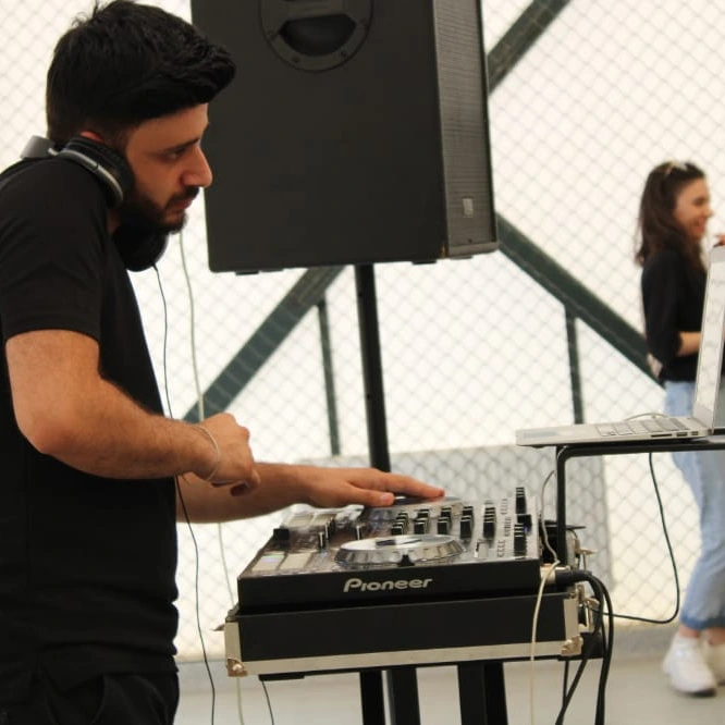 Məzuniyyət Gecələri üçün DJ Xidməti