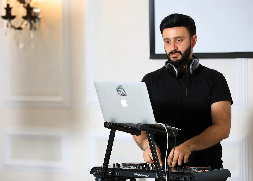 Korporativ Tədbirlər və Açılışlar üçün DJ Xidməti